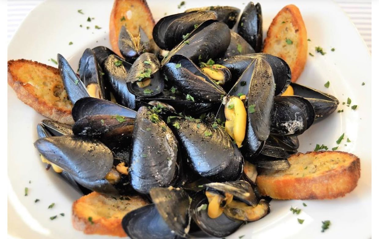 Muscoli alla marinara con crostini di pane